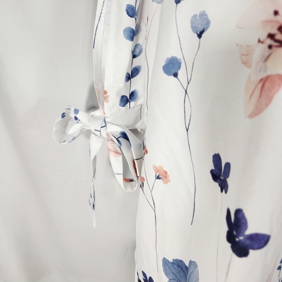 Designer White w/Multi Floral Short Tie Cuff Sleeves V Neck Top Size XLarge - Picture 3 of 8